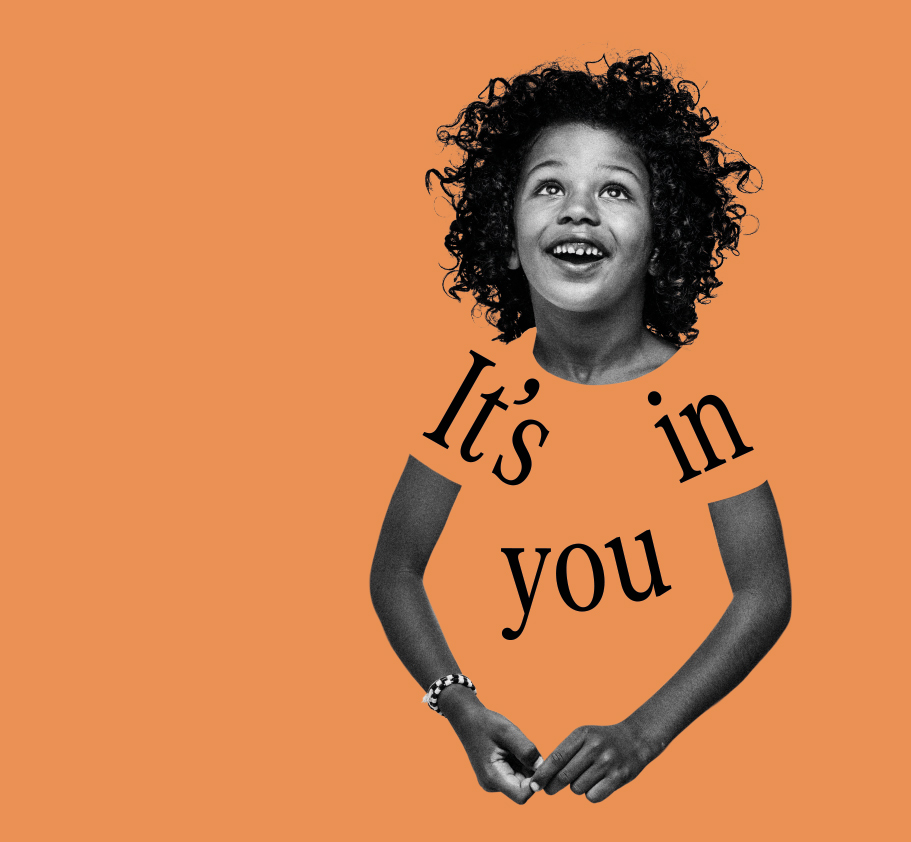 Niño sonriendo con una camiseta que lleva el mensaje "It's in you", imagen de la campaña Early Learners de Lacunza para el aprendizaje temprano de inglés.